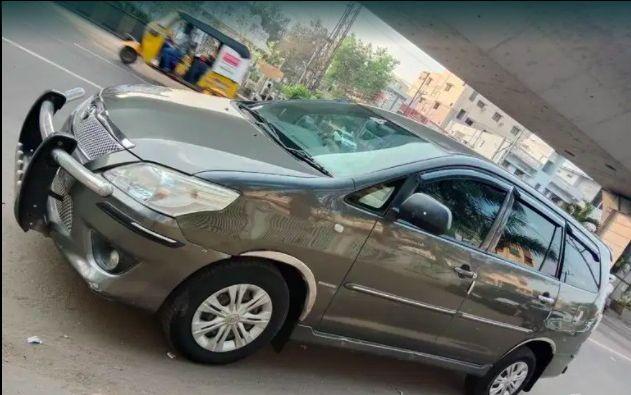 Toyota Innova 2.5 G 8 STR BS IV 2012