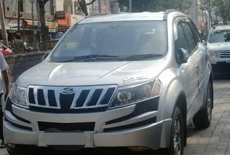 Mahindra XUV500 W10 2015