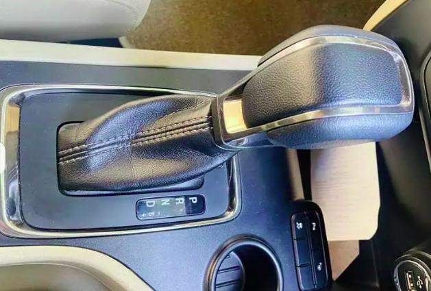 Ford Endeavour Titanium 2.2 4x2 AT 2019