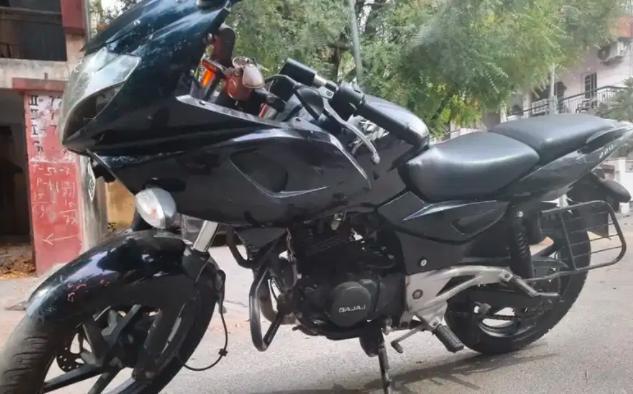 Bajaj Pulsar 220cc 2010