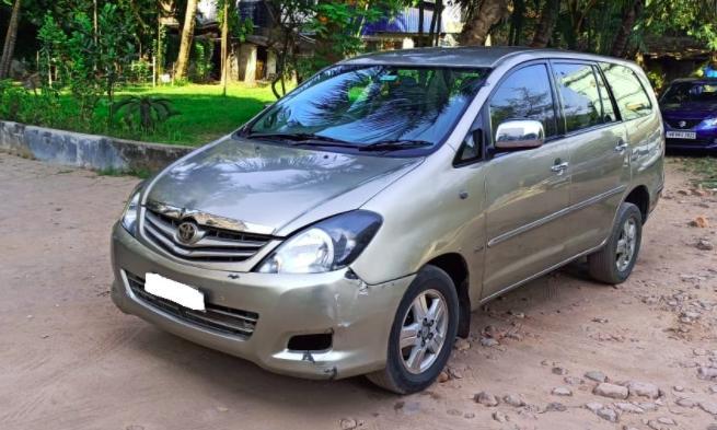 Toyota Innova 2.5 G 7 STR BS III 2007