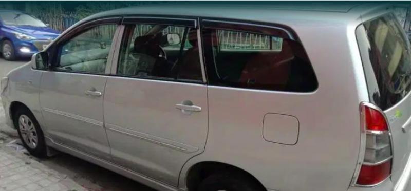 Toyota Innova 2.5 G 8 STR BS IV 2012