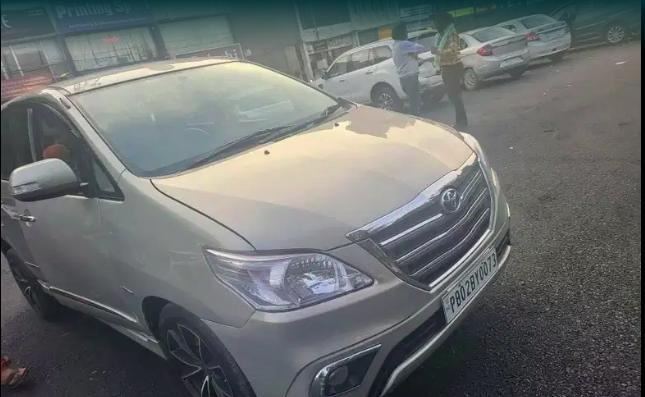 Toyota Innova 2.5 EV PS 8 STR 2015