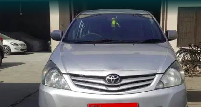 Toyota Innova 2.5 GX 7 STR BS III 2010
