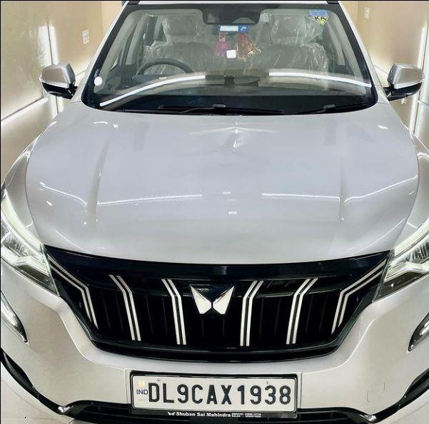 Mahindra XUV700 AX 7 Petrol AT 7 STR 2021