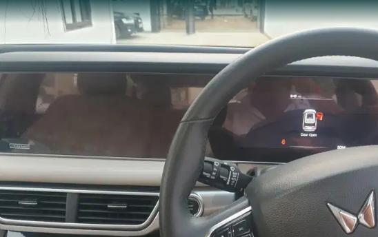 Mahindra XUV700 AX 7 Petrol AT 7 STR 2022