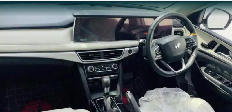 Mahindra XUV700 AX 7 Petrol AT 7 STR 2021