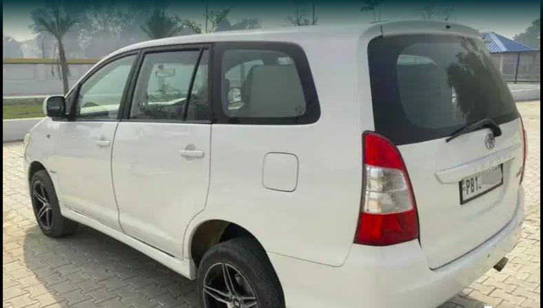 Toyota Innova 2.5 GX 7 STR BS III 2012