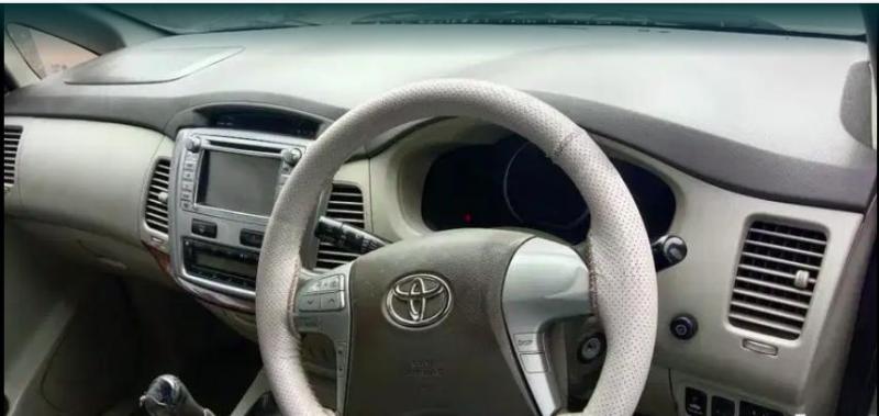 Toyota Innova 2.5 VX 8 STR BS III 2012