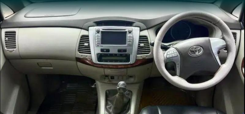 Toyota Innova 2.5 VX 8 STR BS III 2012