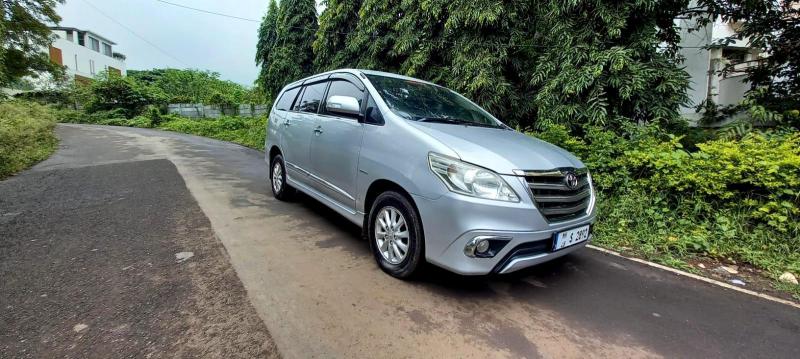 Toyota Innova 2.0 V 2014