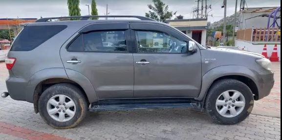 Toyota Fortuner 3.0 4X4 MT 2011
