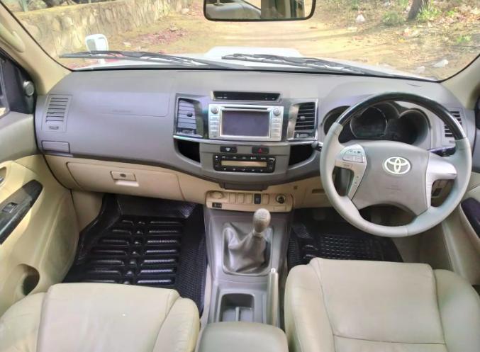 Toyota Fortuner 3.0 4x2 MT 2012