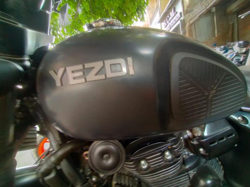 Yezdi Roadster Dark Smoke Grey 2022