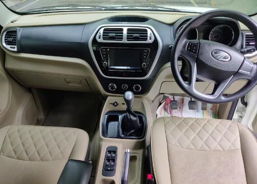 Mahindra TUV300 T10 2018