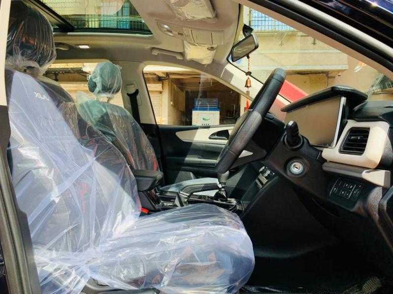 Mahindra XUV700 AX 5 Petrol MT 7 STR 2022