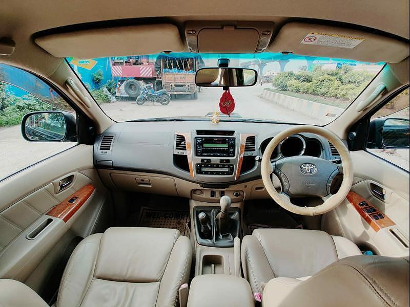 Toyota Fortuner 3.0 4x2 MT 2011