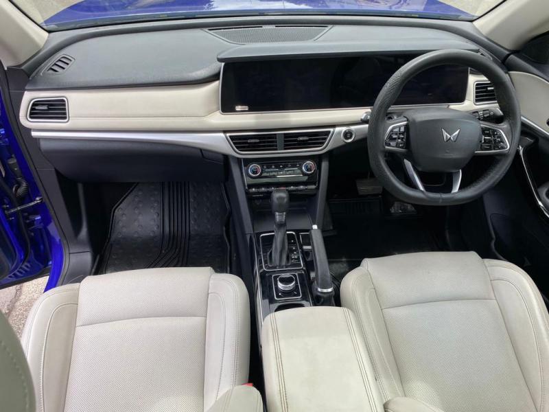 Mahindra XUV700 AX 7 Petrol AT 7 STR 2021