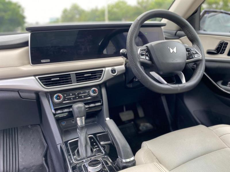 Mahindra XUV700 AX 7 Petrol AT 7 STR 2021