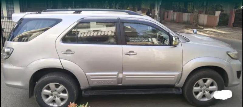 Toyota Fortuner 3.0 4X4 MT 2011