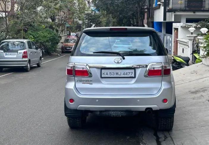 Toyota Fortuner 3.0 4X4 MT 2011