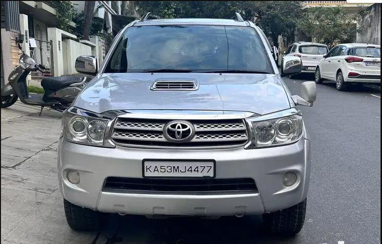 Toyota Fortuner 3.0 4X4 MT 2011