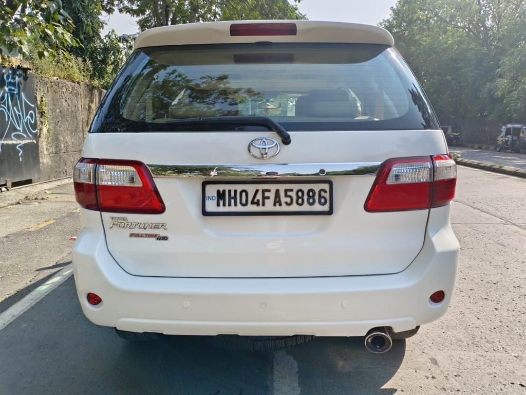 Toyota Fortuner 3.0 4x2 MT 2011