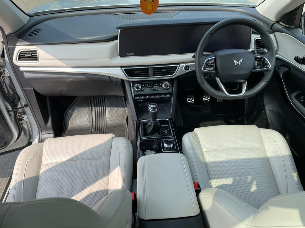 Mahindra XUV700 AX 7 Diesel MT Luxury Pack 7 STR 2022