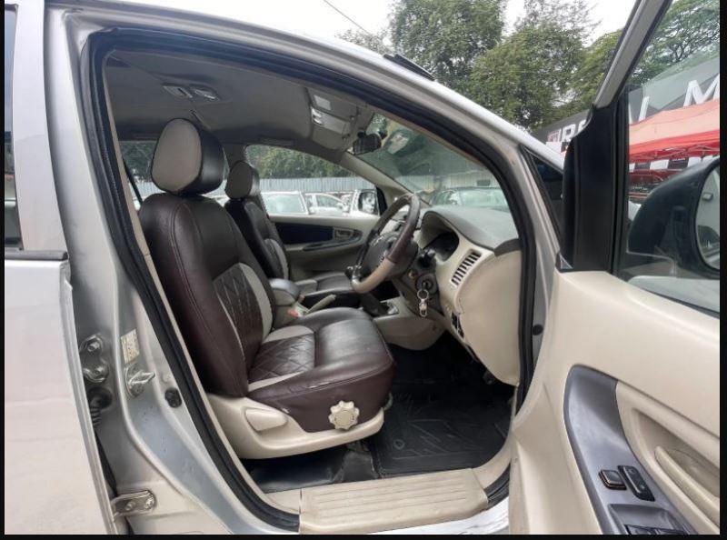 Toyota Innova 2.5 G 7 STR BS IV 2012