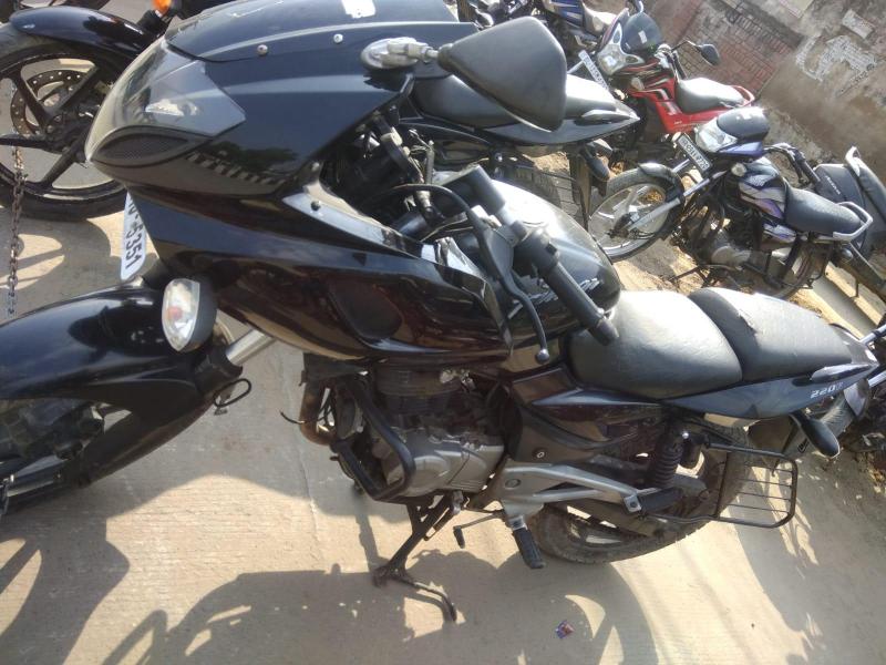 Bajaj Pulsar 220F 2011