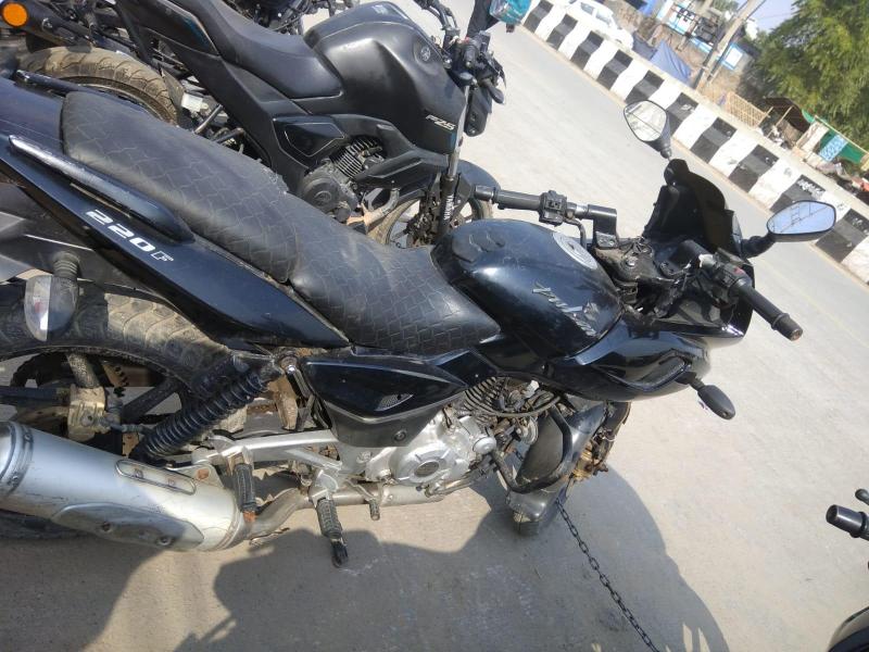 Bajaj Pulsar 220F 2011