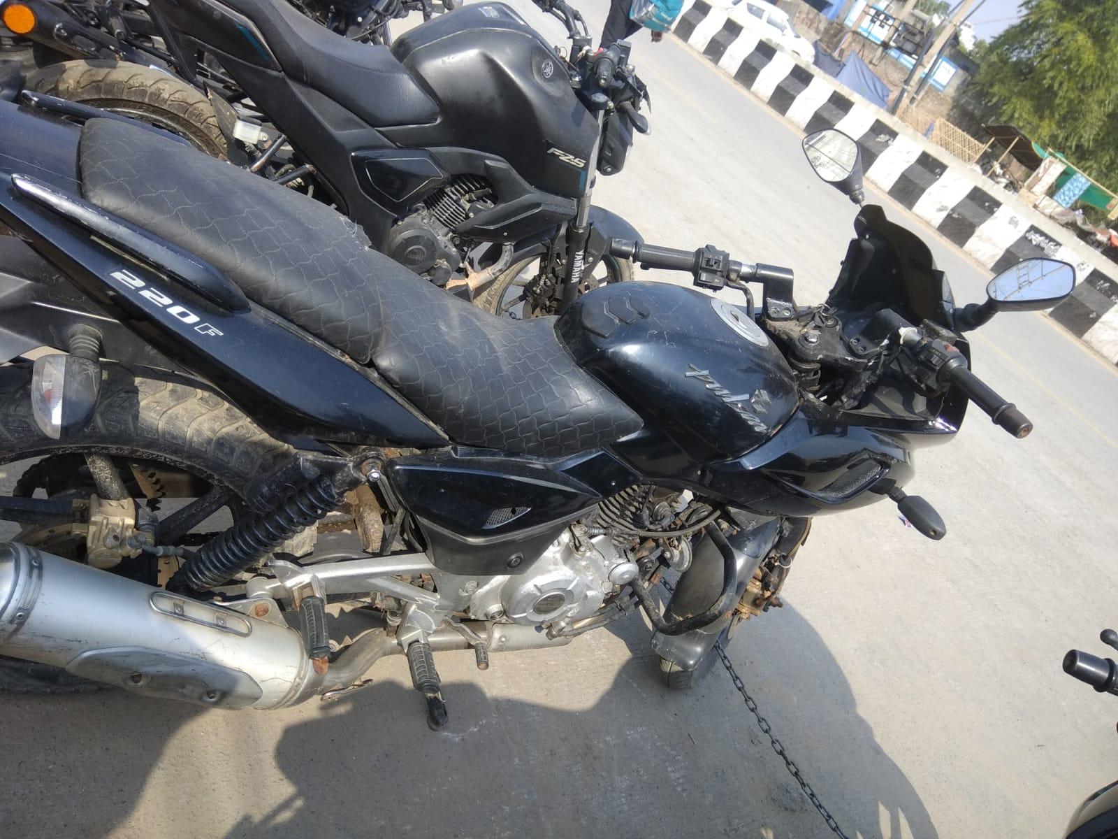 Bajaj Pulsar 220F 2011