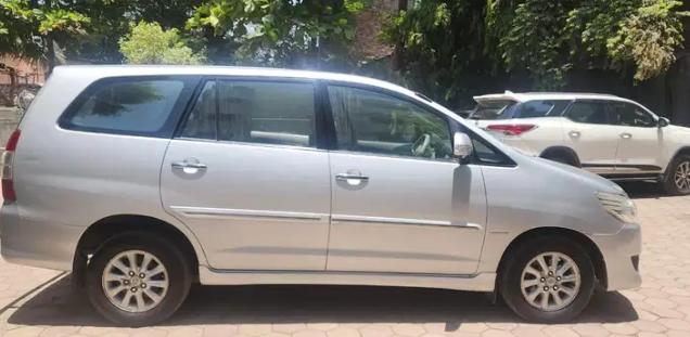 Toyota Innova 2.5 V 7 STR 2013