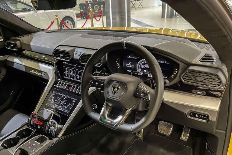 Lamborghini Urus Twin-Turbo V8 2022