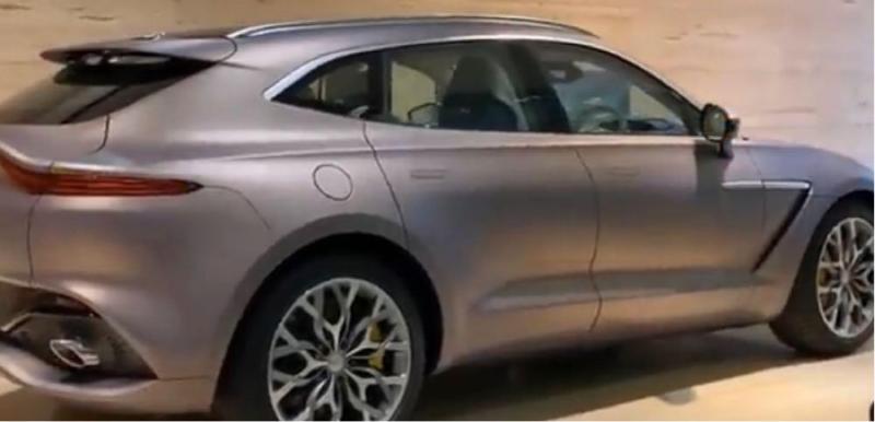 Aston Martin DBX V8 2021