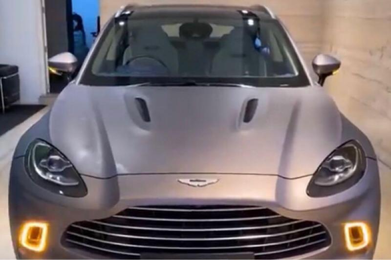 Aston Martin DBX V8 2021
