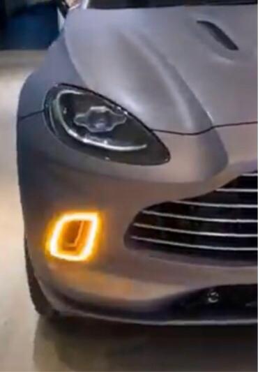 Aston Martin DBX V8 2021