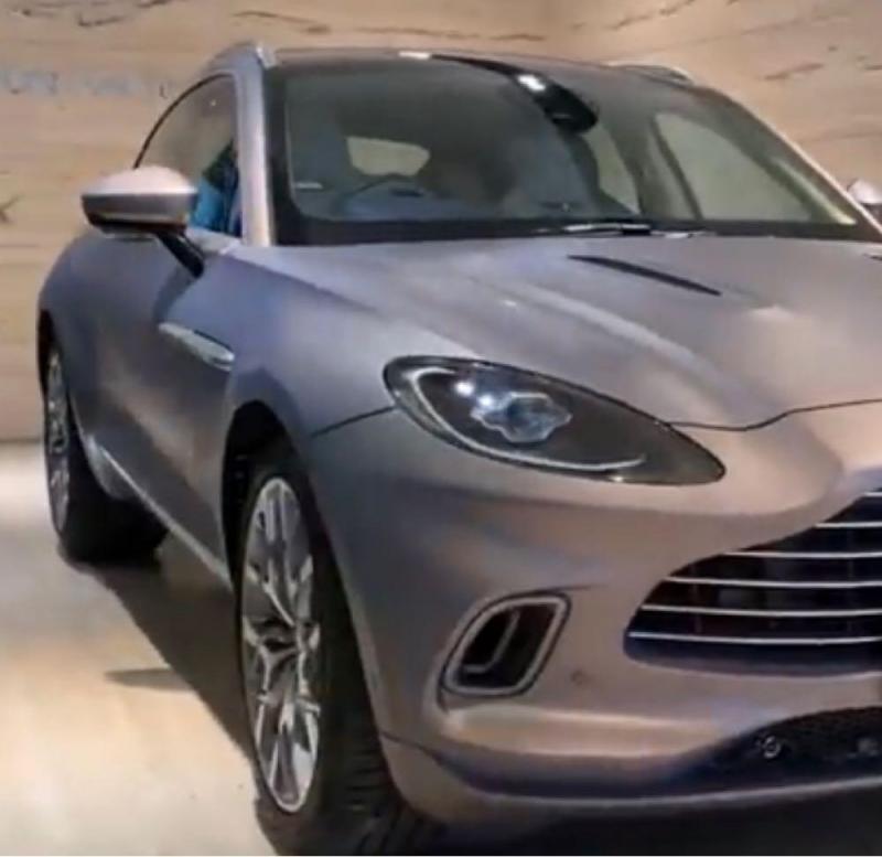 Aston Martin DBX V8 2021