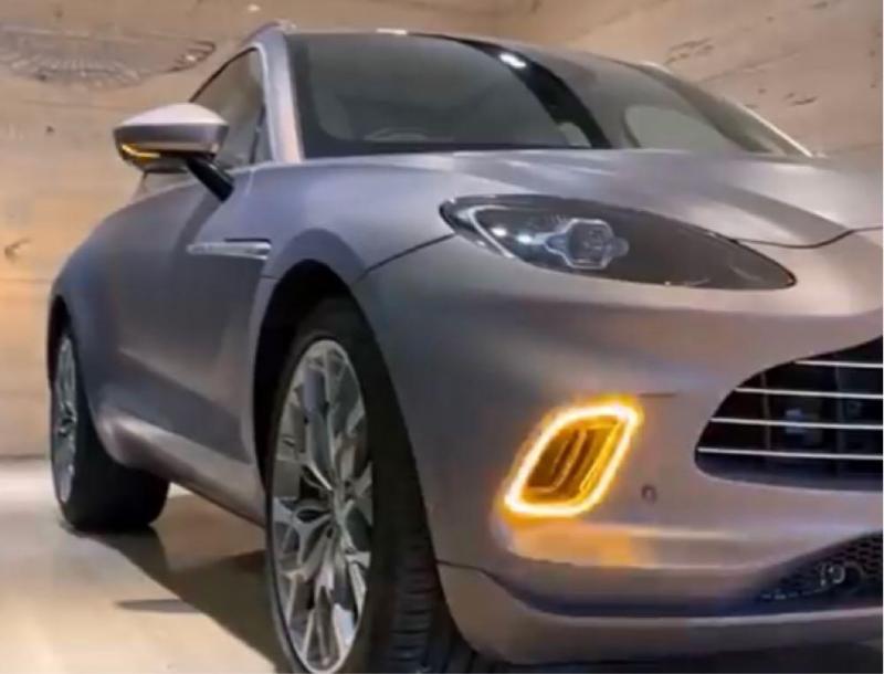 Aston Martin DBX V8 2021