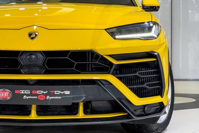 Lamborghini Urus Twin-Turbo V8 2021