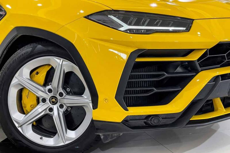 Lamborghini Urus Twin-Turbo V8 2021