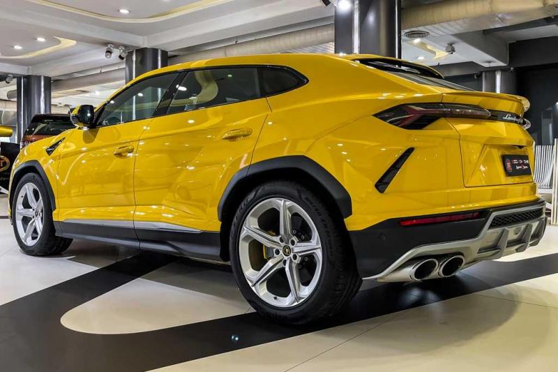 Lamborghini Urus Twin-Turbo V8 2021