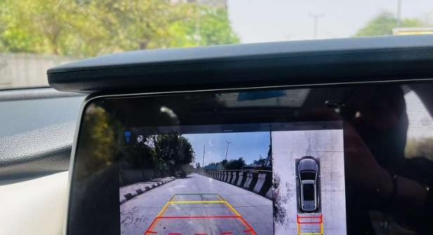 Mahindra XUV700 AX 7 Petrol AT Luxury Pack 7 STR 2022