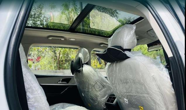 Mahindra XUV700 AX 7 Petrol AT Luxury Pack 7 STR 2022