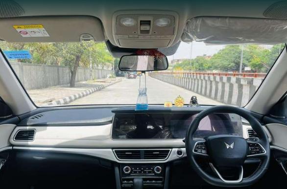 Mahindra XUV700 AX 7 Petrol AT Luxury Pack 7 STR 2022