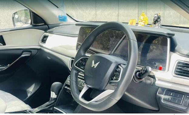 Mahindra XUV700 AX 7 Petrol AT Luxury Pack 7 STR 2022