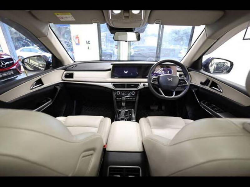 Mahindra XUV700 AX 7 Petrol AT 7 STR 2023