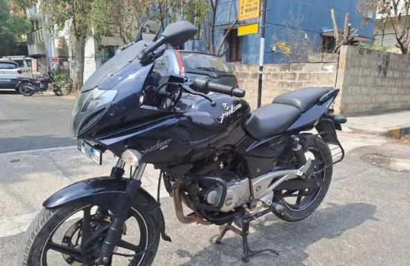 Bajaj Pulsar 220cc 2013