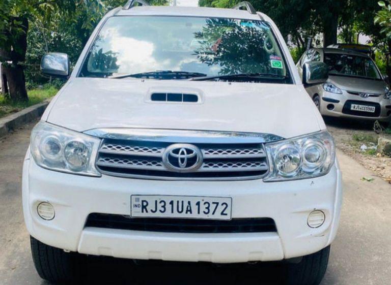 Toyota Fortuner 3.0 4x2 MT 2011