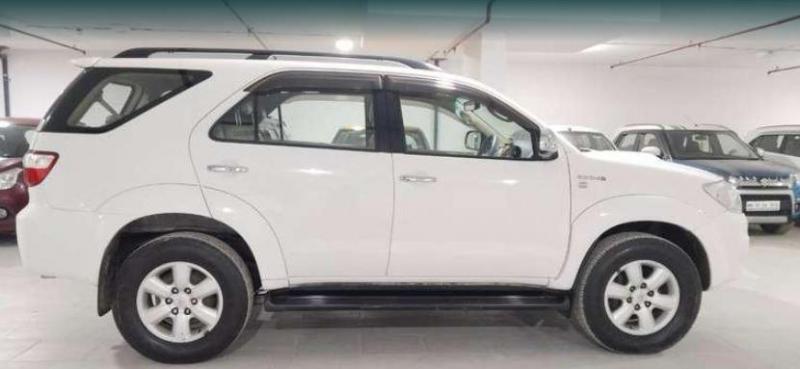 Toyota Fortuner 3.0 4X4 MT 2010
